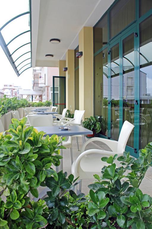 Hotel Colombo Ріміні Екстер'єр фото