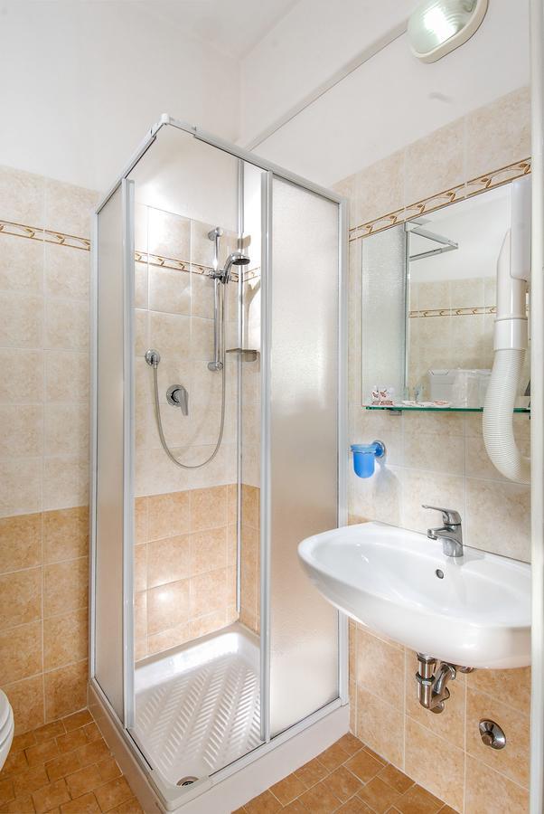 Hotel Colombo Ріміні Екстер'єр фото